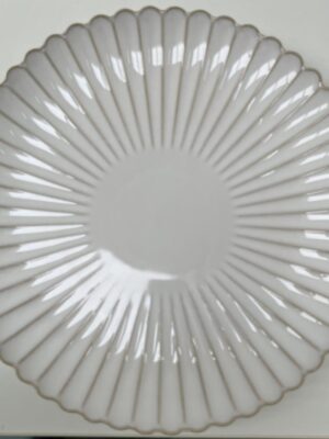 Petali Charger Plate with Scalloped Edge