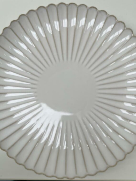 Petali Charger Plate with Scalloped Edge