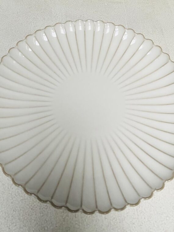 Petali Charger Plate with Scalloped Edge